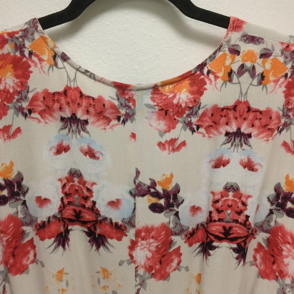 Aakaa Floral Wrap Dress – Boho-Inspired Elegance - Voluminous - Flowy - Delicate - Picture 8 of 12